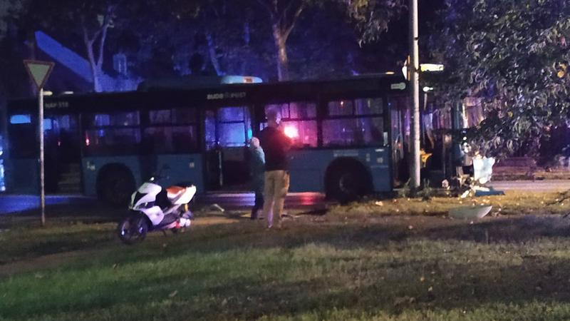 Fotók – Autóbusz és egy személyautó ütközött a 21. kerületben