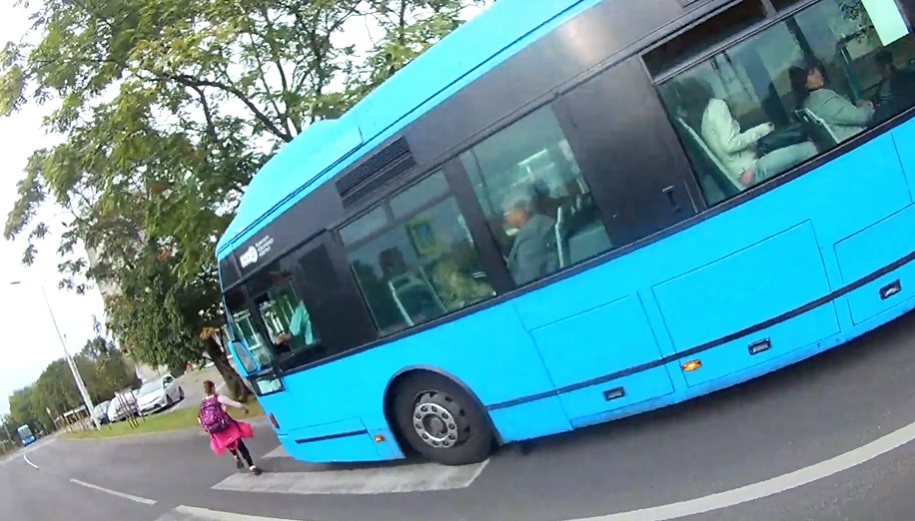 Vizsgálat indult a gyermeket majdnem elgázoló buszsofőr ügyében