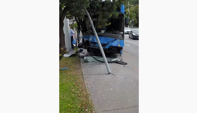 Videó – Busz és autó ütközött az 1. kerületben négyen megsérültek