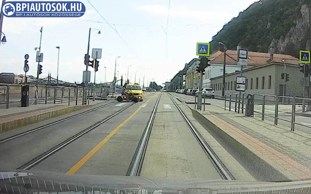 Videón, ahogy elektromos rollerrel suhan át és elgázolja a taxis