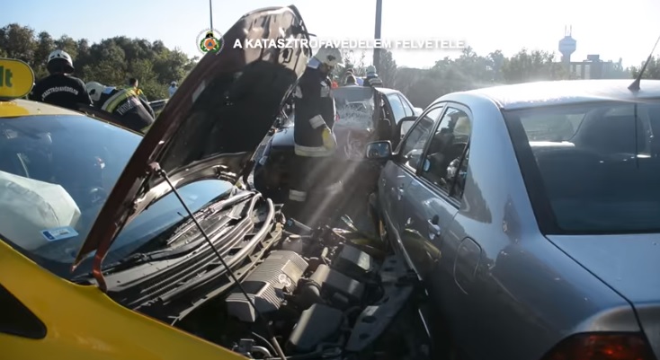 Videó – Durva karambol – Három autó ütközött reggel a Ferihegyi reptérre vezető úton