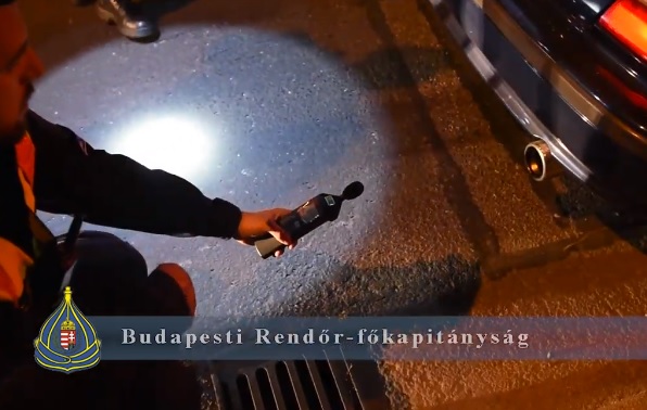 Videó – Ismét razziáztak a rendőrök, hogy visszaszorítsák az illegális gyorsulási versenyeket
