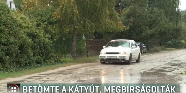 Videó – Magának tömte be a háza előtti kátyút az idős nő, 30 ezres bírságot kapott
