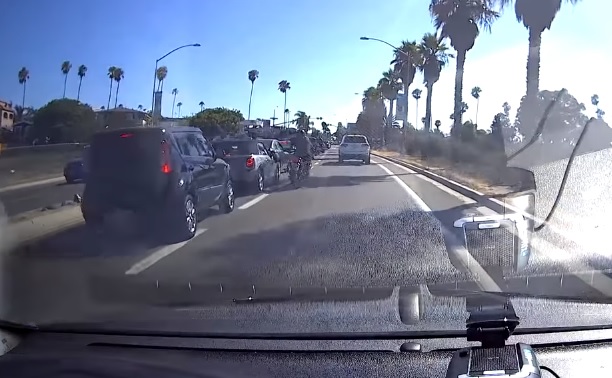 Videó – Le akarta rúgni az autó visszapillantóját a motoros, de a karma ismét jelen volt