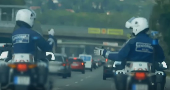 Videó – Magyar motorosrendőrök kő-papír-ollóztak menet közben