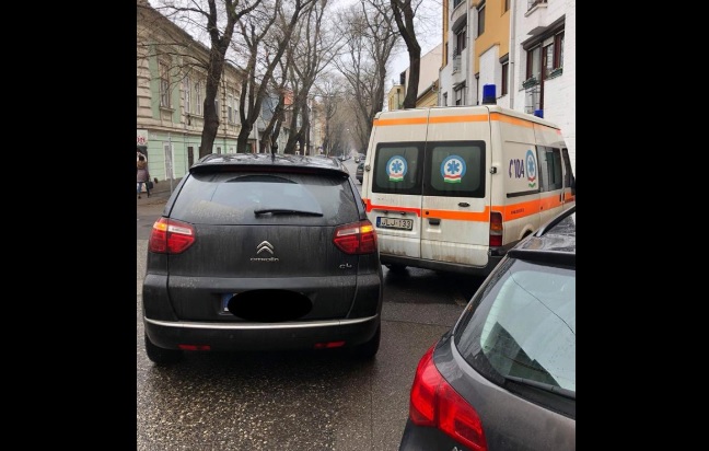 Fotók – Szándékosan tartotta fel a mentőt egy autós