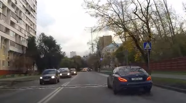 Videó – Megelőzték, Ő visszaelőzött és gyorsan össze is tört még pár autót