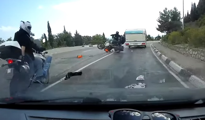 Videó – Majdnem sikerült a motorosnak az előzés a beláthatatlan kanyarban – Majdnem