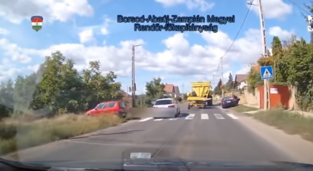Videó – Ugrott a jogsi 3 hóra – Zebrán előzte meg a rendőrt és a traktort az autós
