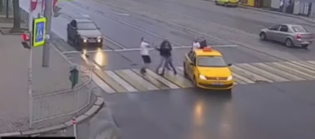 Videó – Lecövekelt a zebrán a taxis előtt, ami ezután jött, meghökkentően erőszakos