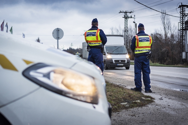 1177 vezetés közben mobilozó és 1436 biztonsági öv bekapcsolását elmulasztó autóst kaptak el a rendőrök egyetlen hét alatt