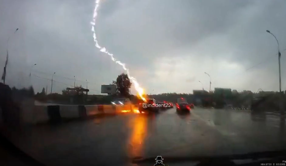 Videón, ahogy a Toyotába csap a villám. Kétszer!
