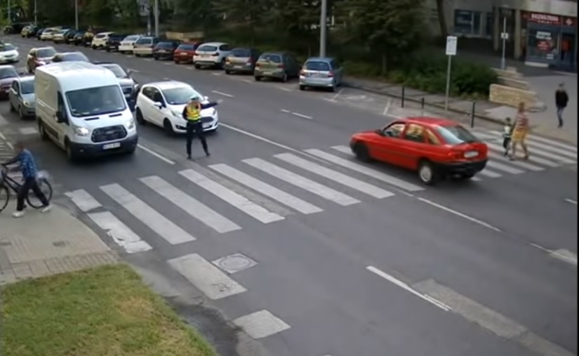 VIDEÓ: Hiába biztosította rendőr a gyalogátkelőt