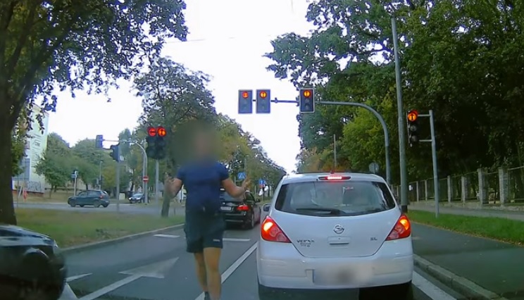 Videó – Hiába mutatott zöldet a lámpa, egy idős autós megállt, mintha piros lenne