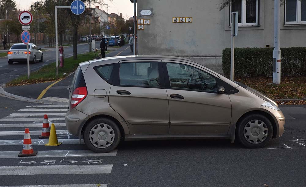 Ellökte a rábízott gyermeket a hős asszony, így csak őt ütötték el