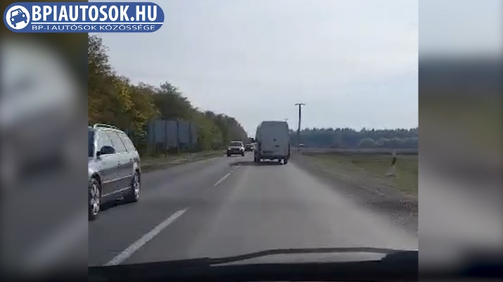 Kétszer is a padkáról szedte le a kocsi farát. Ezután indult a videó