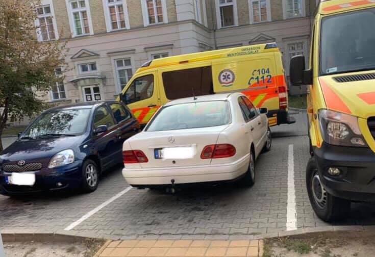 Van, akinek semmi nem számít – Szabálytalanul parkoló autók állták a mentősök útját