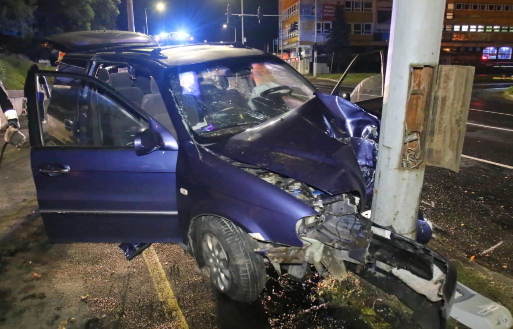 Fotók – Villanyoszlopnak ütközött egy autó – Az utas nem volt bekötve és belehalt sérüléseibe