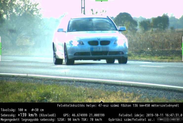 Fotók – 90 km/h helyett 140km/h – Odafele és visszafele is lefotózta a traffipax