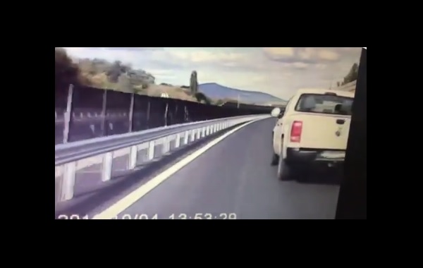 Videó – Újabb „agyhalott”, aki nagyon siet, de egy kis büntetőfékre még szakít időt