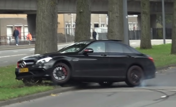 Videó – Driftelni akart, de csúnyán összetörte a gyönyörű autót
