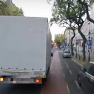 VIDEÓ: Majdnem elkaszálták a kisteherrel a bringást. Megbeszélték. Lehet ezt így is…