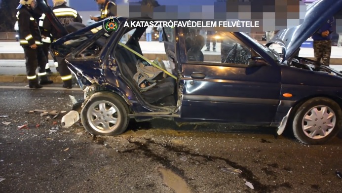 Videó – Így mentették ki a roncsból az Árpád hídon ma reggel történt baleset egyik sérültjét