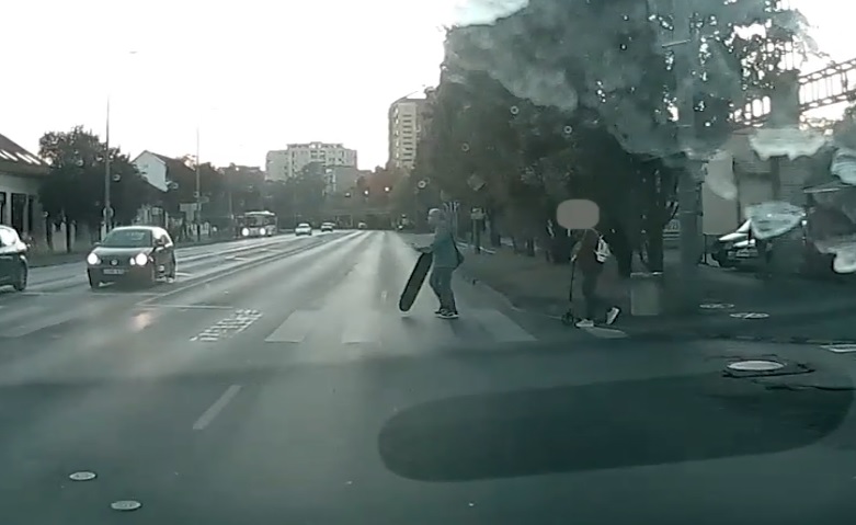 VIDEÓ: Ha nem így keltek volna át a gyalogátkelőn, szinte biztosan elütik őket