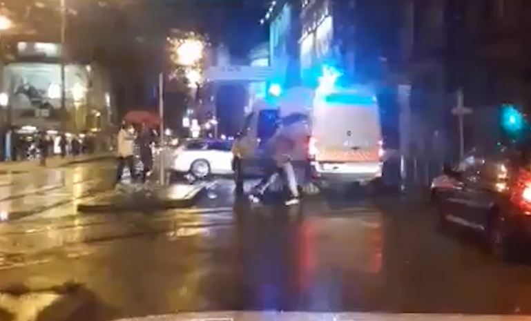 VIDEÓ: Blaha – Gyalogátkelőn autóval, a rendőr előtt
