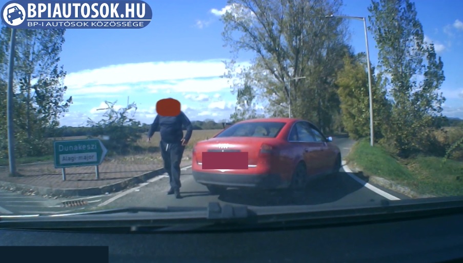 VIDEÓ: Ő a saját törvényei szerint hajt a körforgalomba