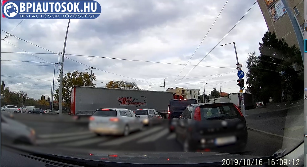 VIDEÓ: Sávot nyitott magának és ott sündörgött a tahó furgonos