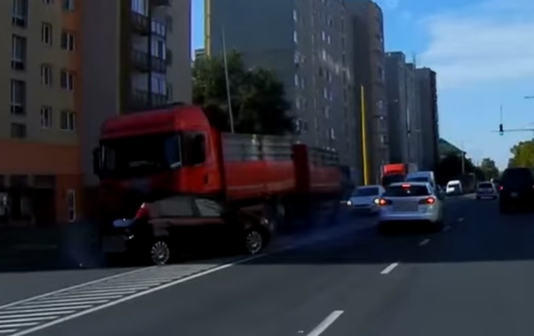 Videón, ahogy keresztbe fordítja az autót a kamion Győrben