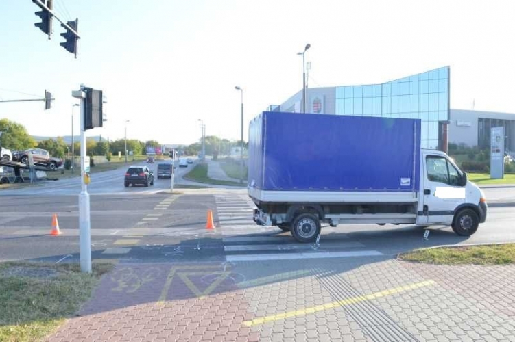 A mobilját nézegette a kislány, amikor elütötték a zebrán Tatabányán