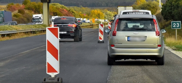 Videó – A friss aszfalton, lezárt területen előzte végig a kocsisort egy autós az M1-esen