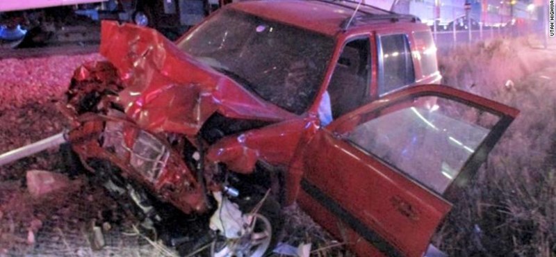 Videó – Pillanatokkal az ütközés előtt szedte ki a sofőrt a volán mögül egy rendőr