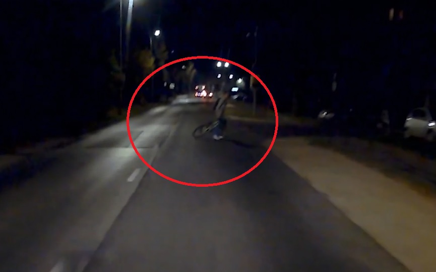 VIDEÓ: Elesett a biciklis. Se lámpa, se prizma. Így lehet fokozni a bajt