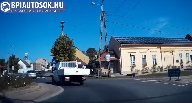 Videó – Elsőre nem érted miért áll meg valaki egy körforgalomban – Aztán jön Ő és lehasalsz