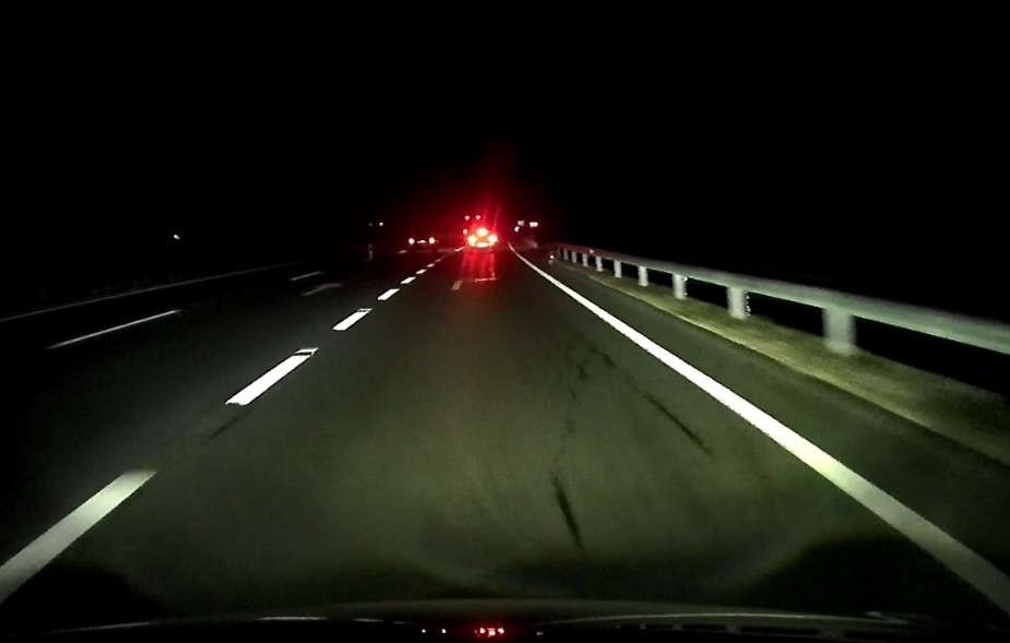 VIDEÓ: M6-oson biciklizés vaksötétben? Fogd meg a söröm…