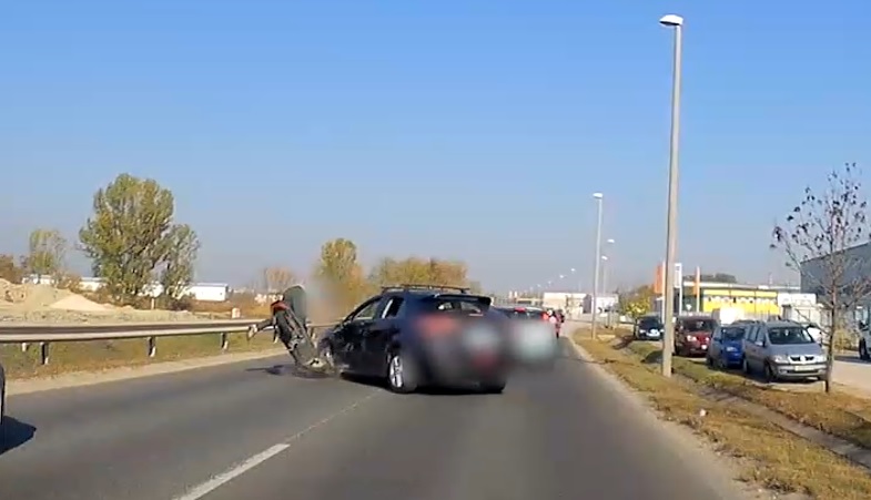 Sajnos ismét drámai videót kaptunk. Robogós elé kanyarodott egy autós Dunakeszin