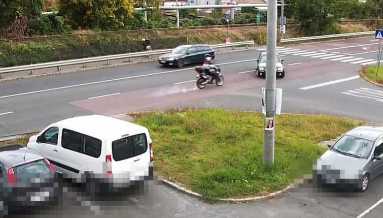 VIDEÓ: Pedig csak a kanyarodási szabályt kellett volna betartani