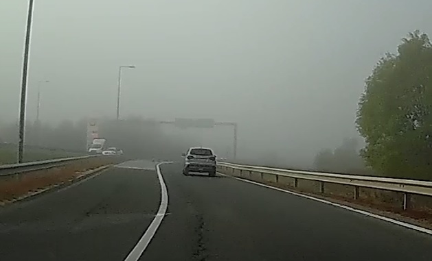 VIDEÓ: Ilyenkor már nem elég a menetfény, ha csak elöl világít