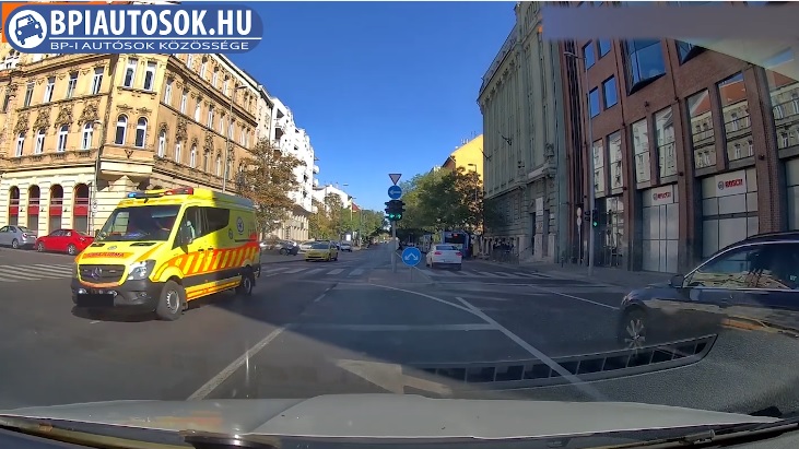 VIDEÓ: Mit ne csinálj, ha jön a kéklámpás! Teljesen érthetetlen a szitu…