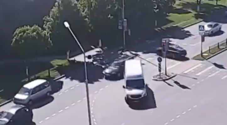 VIDEÓ: Balra kanyarodott, aztán megmagyarázhatatlan dolog történt