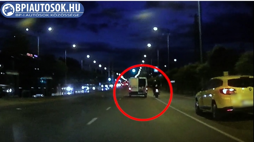 VIDEÓ: Nincs nagyobb összhang autós és motoros között