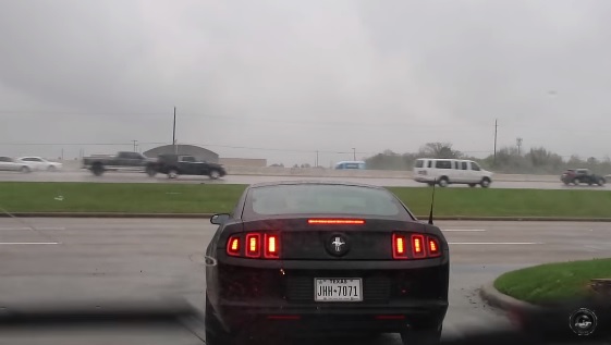 Videó – Hatalmas öngólt rúgott ez a Mustang-sofőr azzal, hogy levideóztatta a bénázását