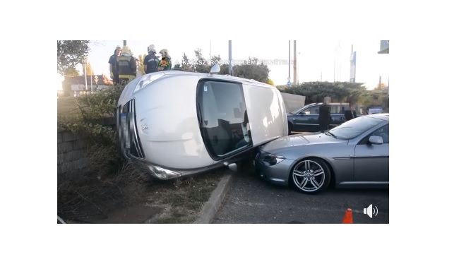 Videó – Két autó ütközött a 14. kerületben – az egyik egy parkoló autóra zuhant