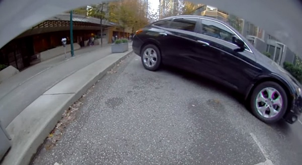 Videó – Ártatlan parkolásnak indult, aztán a feje tetején landolt a „megvadult” autó