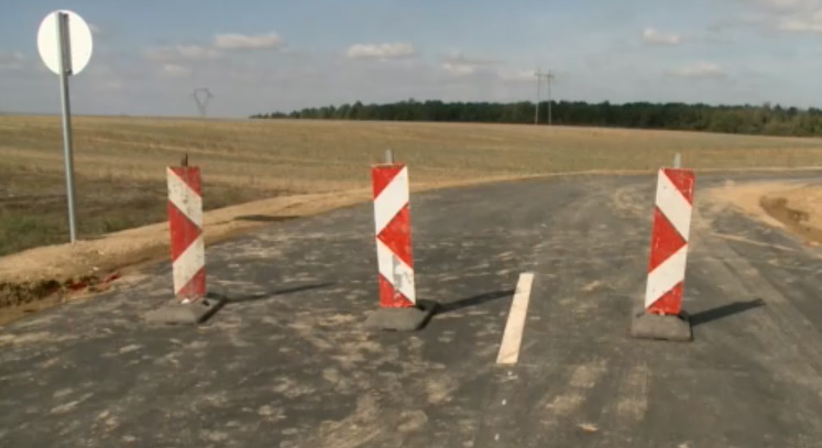 VIDEÓ: Már bakokkal lezárták a semmibe vezető utat, de történtek balesetek