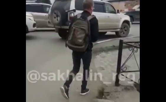 Videó – Megállt a sor a sorompónál, amikor a sínekre néztek, jött a durva meglepi