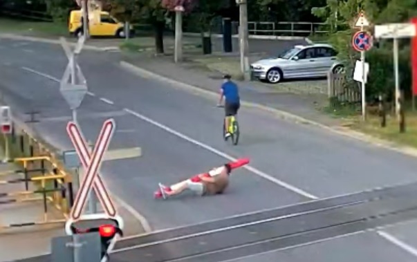 VIDEÓ: Bárhonnan jött, elképesztően alacsony volt a kerítés